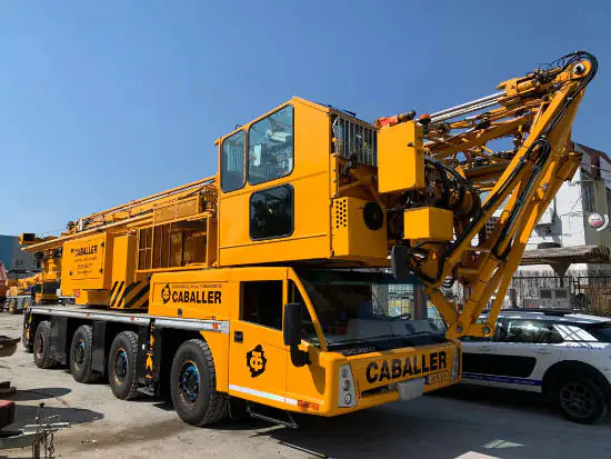 Grúa torre móvil en alquiler plegada sobre chasis de camión lista para circular por Lleida
